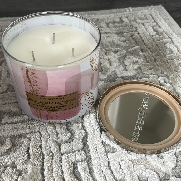 NWT Bath and body works 3-wick candle - mahogany coconut - Picture 2 of 3